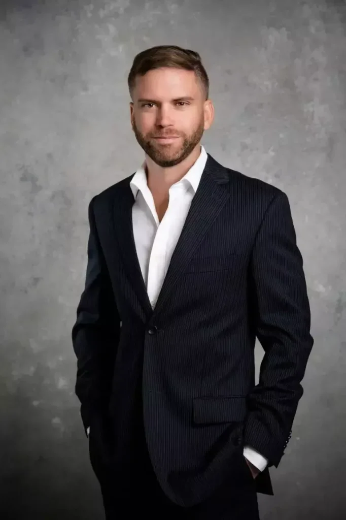 Logoipsum logo with a vertical rectangle icon